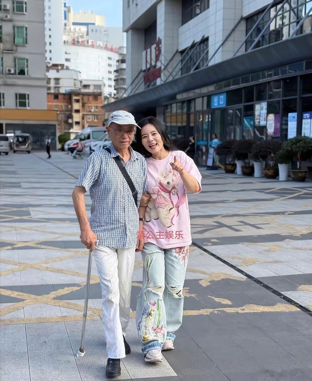 著名歌唱家龚琳娜和父亲回到贵阳老家探亲，父女两来到龚琳娜上学的小学校，留下美好的