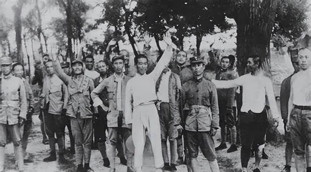 国民党代理排长带22人投奔红军，征战16年升半级，授衔愁坏罗荣桓。国民党代理排长