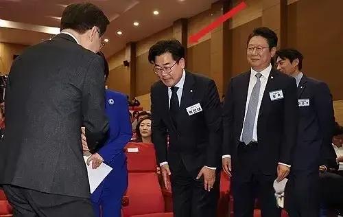 对于部分党员提议党首宝座朴赞大和郑清来“轮流坐”的建议。朴赞大只有一个字：N