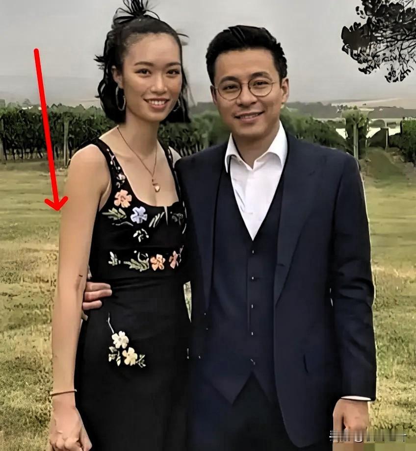 我发现香港的有钱人找的媳妇都有一个共同点他们找媳妇，看重的不是漂不漂亮，而是