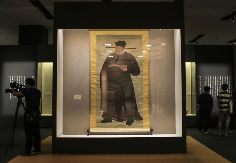 赵普读书少，但很有计谋，这是天生的求生天分。赵匡胤活着的时候，赵普一直暗示要提防