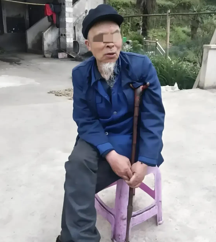 钱比亲情重要？四川，一75岁双目失明的老人，在老伴去世后，被妹妹接到家里照顾，并