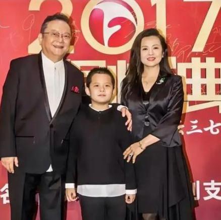 77岁王刚晚年太不容易，60岁老来得子，如今17岁儿子成了最大压力！ 提起老