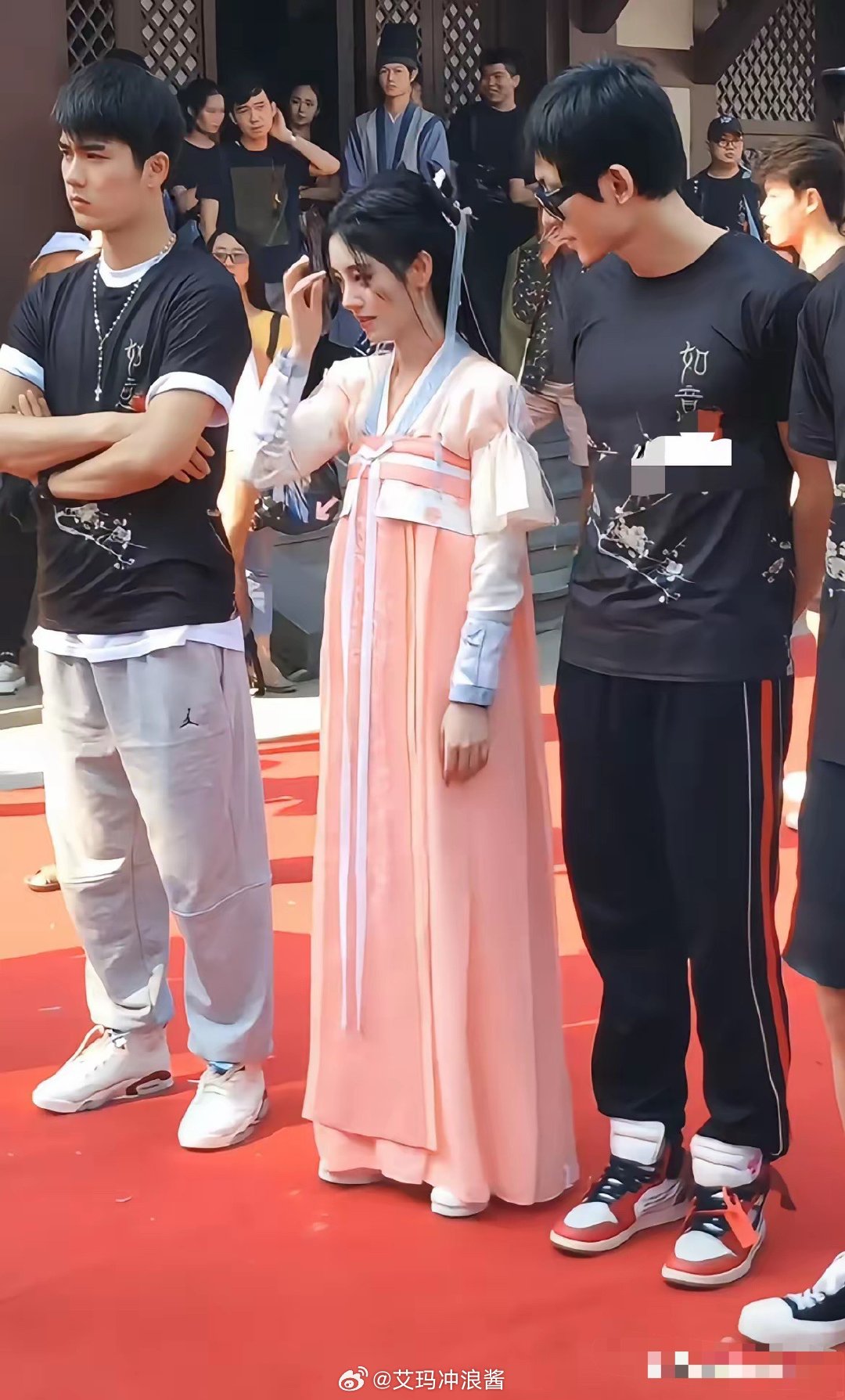 第一次发现鞠婧祎有点男相，跟旁边男的头一样大！