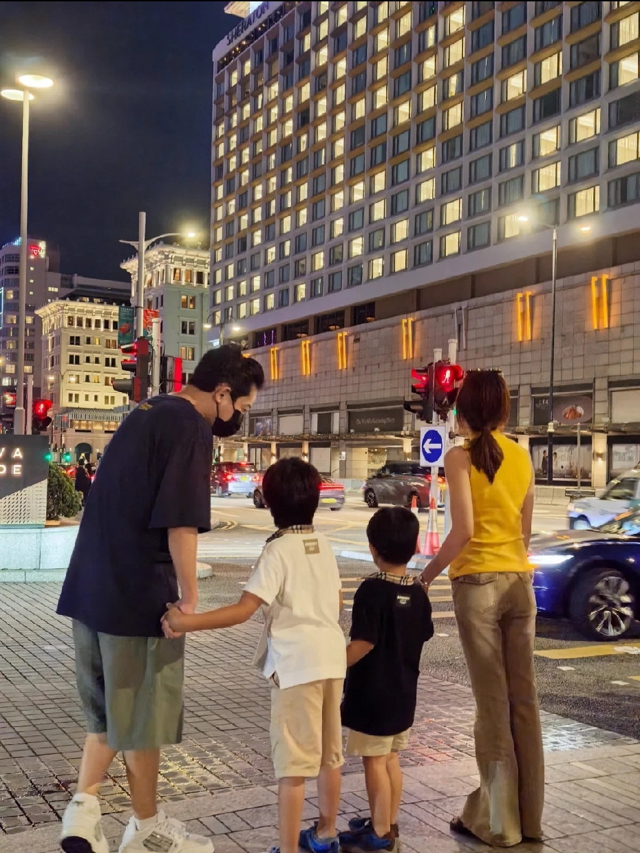 苏醒和老婆带娃去香港旅行，一家四口，好温馨啊！他们家大儿子还挺帅的，现在已经有小帅哥的感觉了，长相清