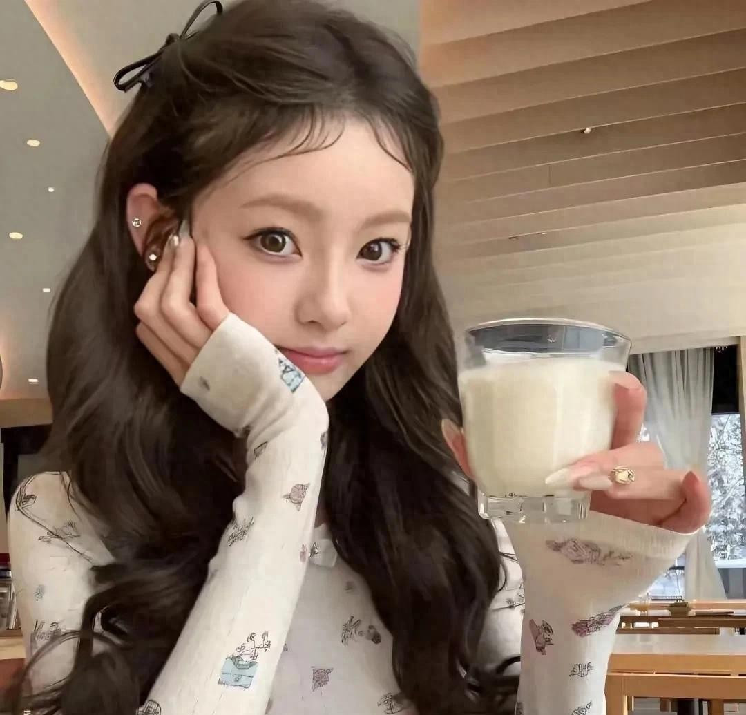 王思聪女友懒懒疑似怀孕，网友：黄一鸣女儿闪闪遇到竞争对手了！
