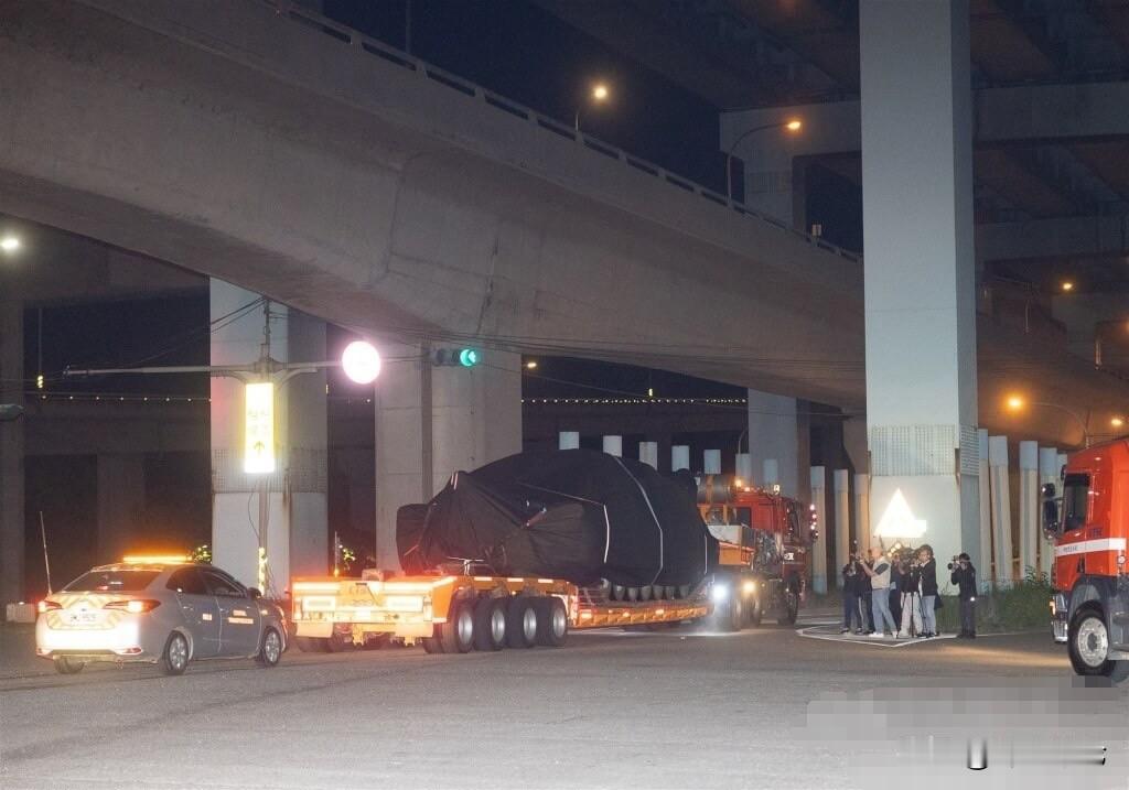 美最后一批坦克大摇大摆进台岛，大陆为何不拦？不是拦不住，是根本不屑拦！4月2