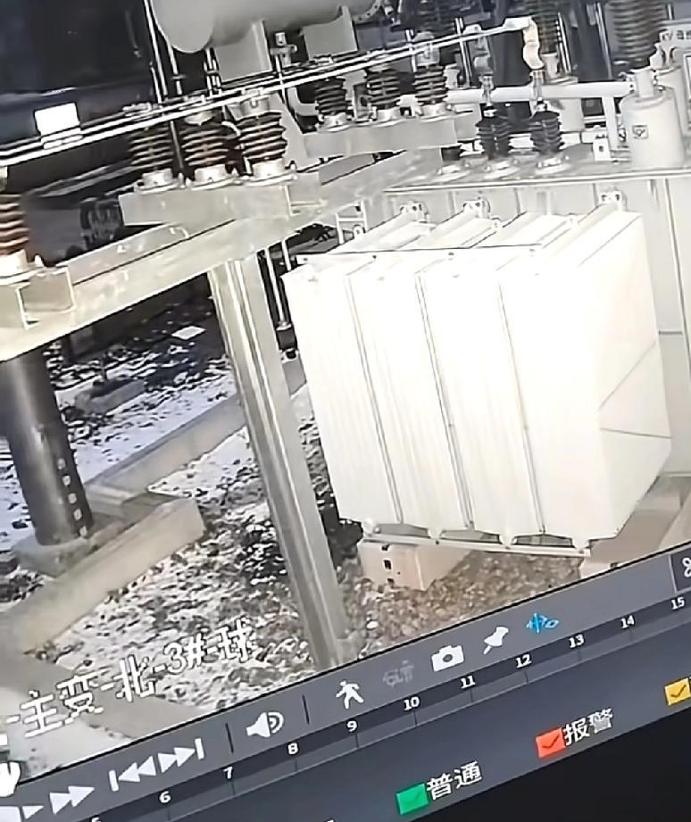 这样以后这变压器要加一个保护罩的吉林松原最近一个小区发生大面积停电，到现场找了