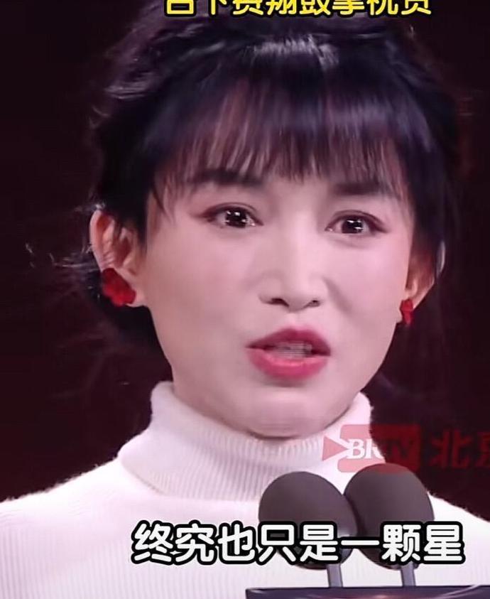 李子柒的双眼皮，看起来有些独特，与她整体气质融合，倒也为其形象添了别样韵味。​