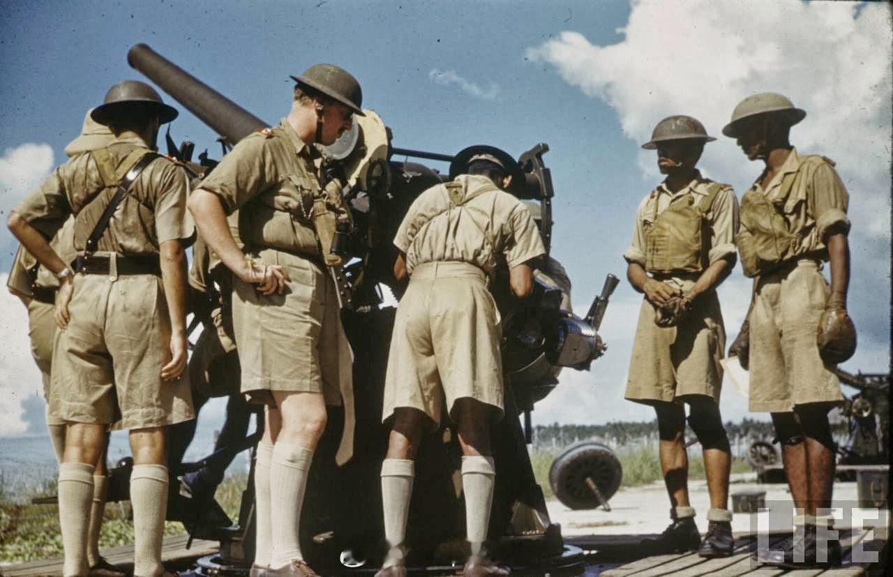照片中的历史1941年，新加坡要塞的英军防空炮兵。隔年，他们将面对日军的攻击。