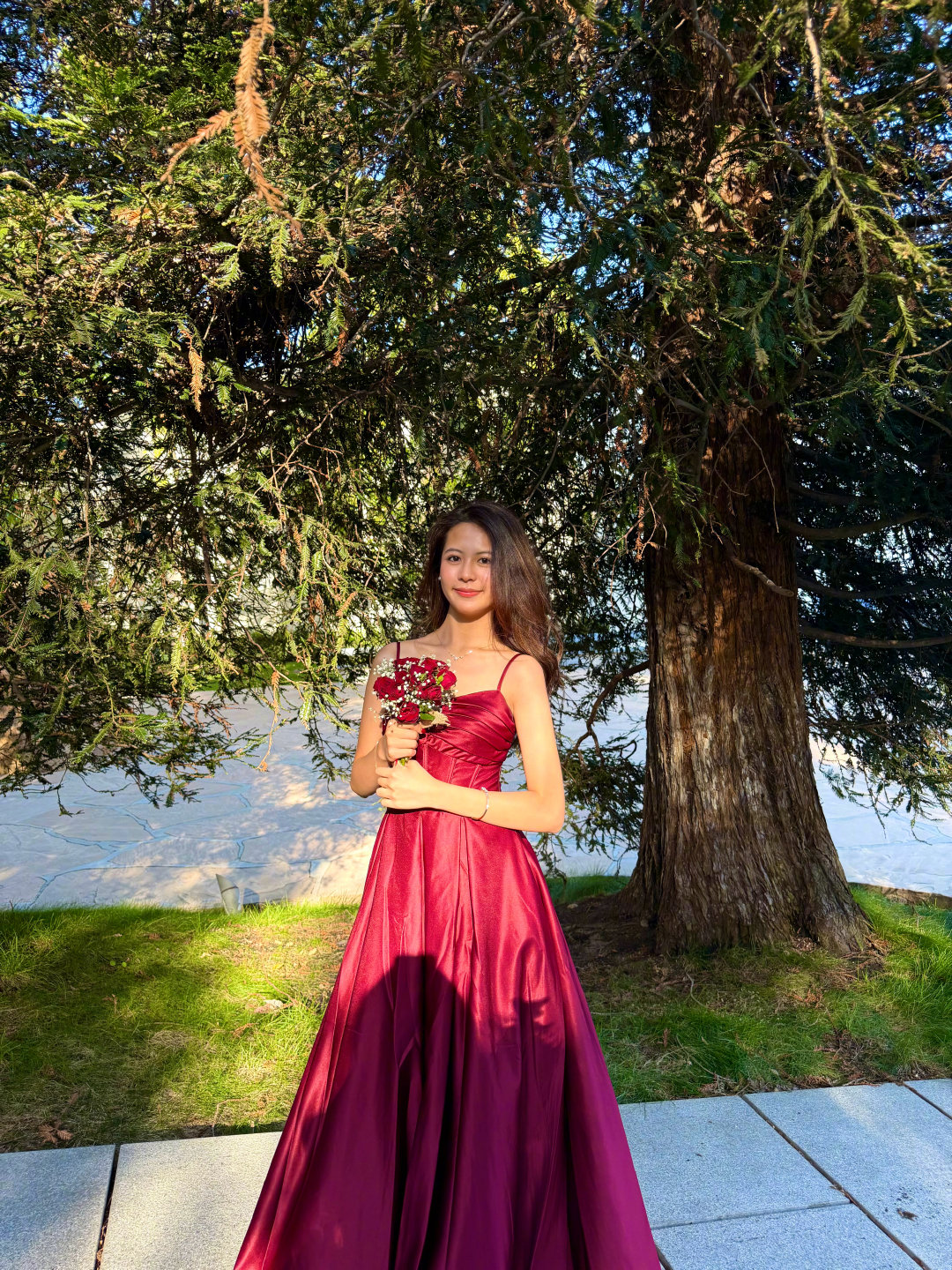 翁虹为女儿高中毕业典礼定制中式云肩翁虹女儿把中式云肩带到国外毕业典礼翁虹特意定