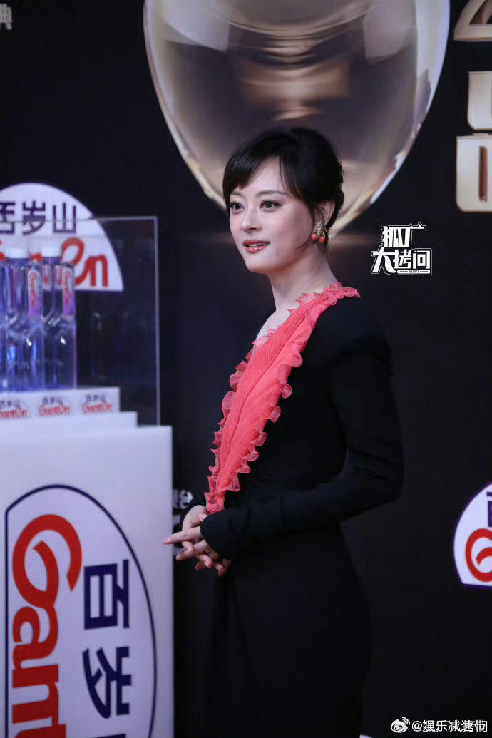 孙俪这一抹红羽太抢眼了哇！孙俪的红羽造型太吸睛！黑色长裙沉稳内敛，红羽的加入如