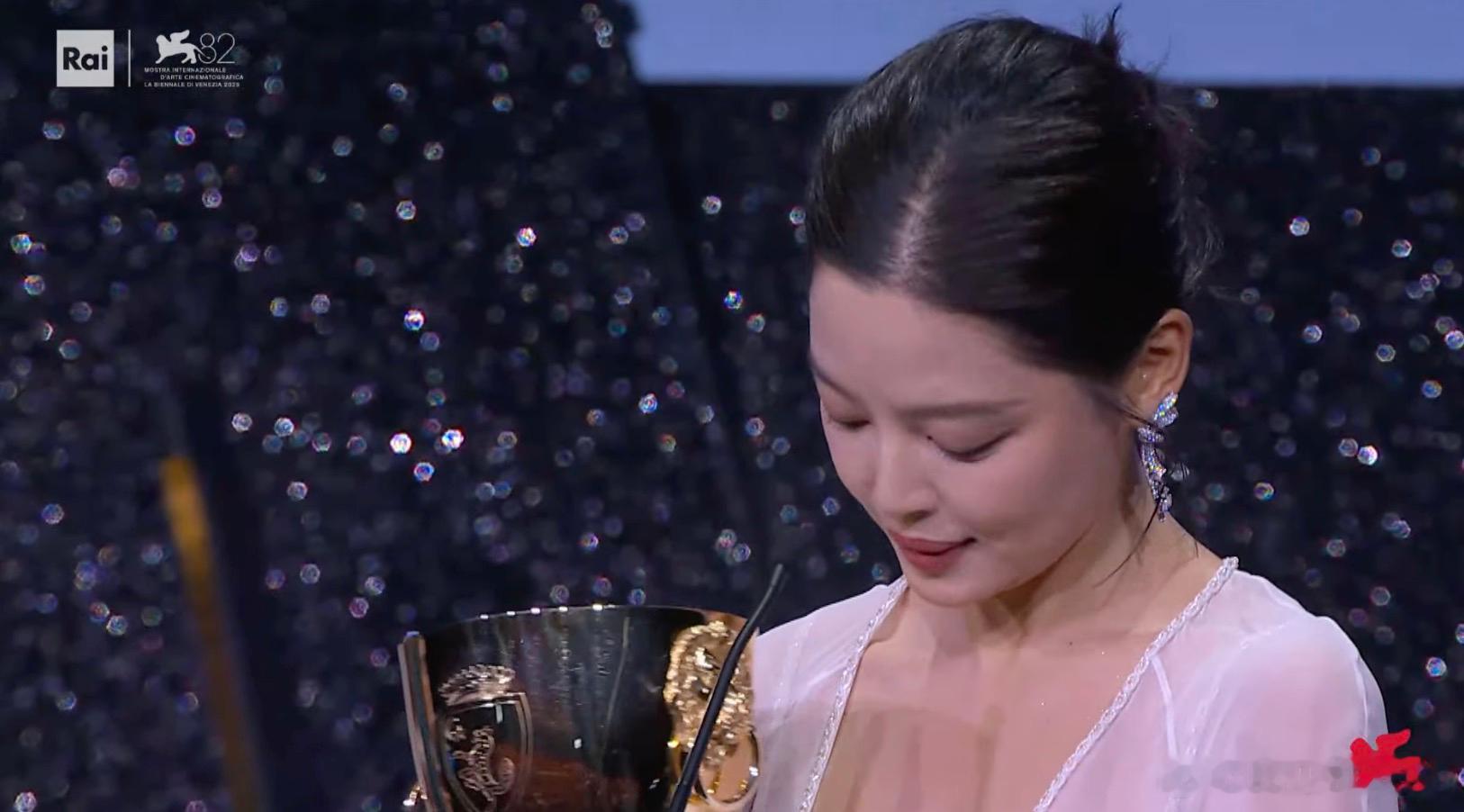 终于等到本届威尼斯主竞赛最佳女演员奖项，相信今晚蹲到现在的各位也都是在等这个结果