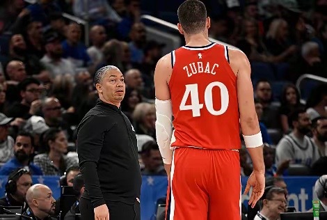 哈登与其他球星待遇不同别的球星，之前打的再差，靠队友拖到最后，打进关键球就是牛逼