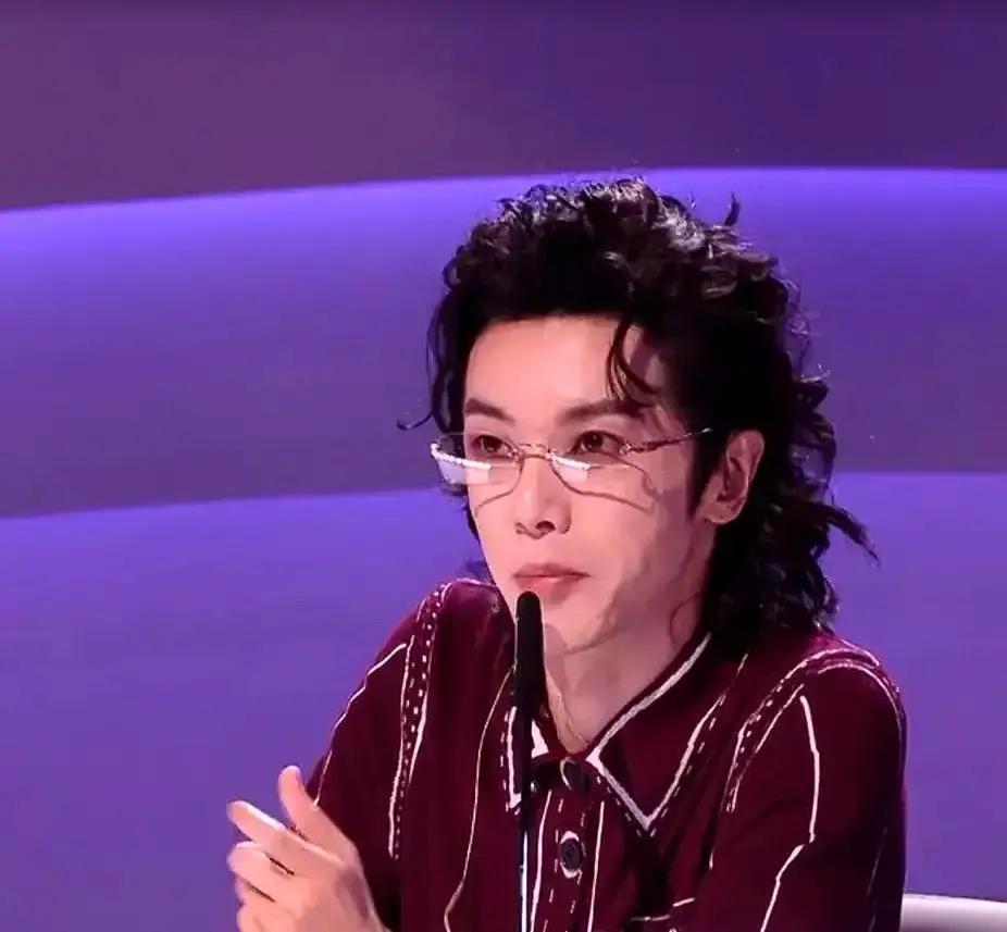 3.12%收视炸场！华晨宇一句“彩排就说过”把镜头怼回那英。那英护着