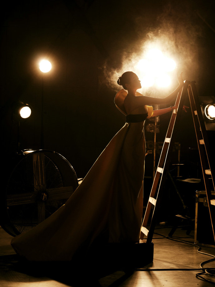 小室预告图好有氛围