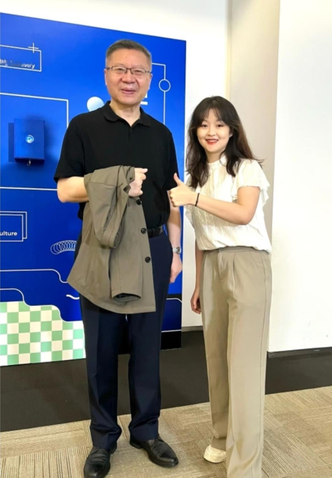 张维为教授与复旦学子合影。这是复旦大学张维为教授与复旦学子合影留念的照片。视