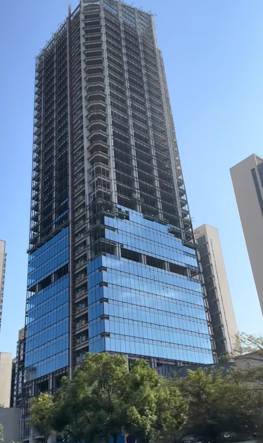 你们口中的“农民城”也开始建高楼了！玉林的玉商大厦玻璃幕墙开始刷新进度了！现