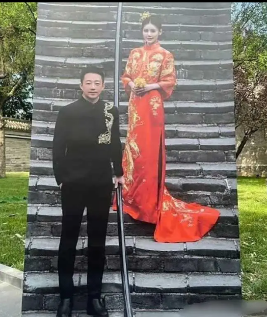 头一次见婚纱照这样拍的。