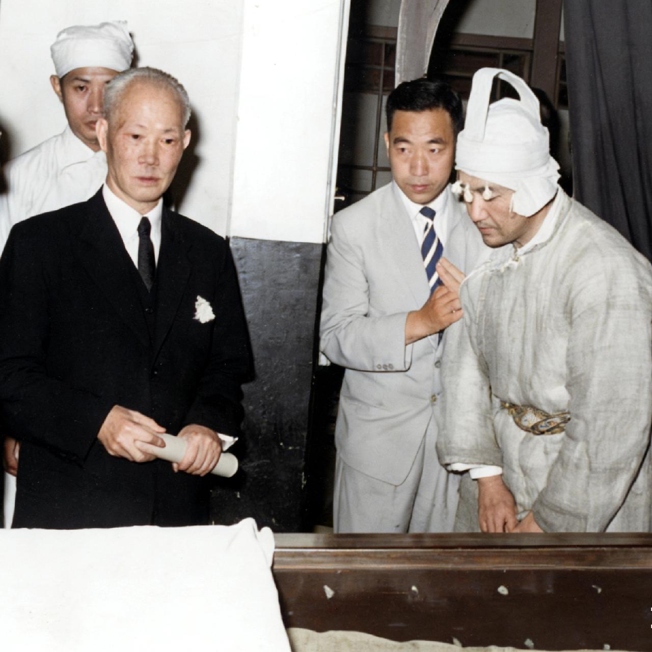 1960年，阎锡山的大殓之日，陈诚专程前来悼念，他立于阎锡山的棺木前的模样，一张