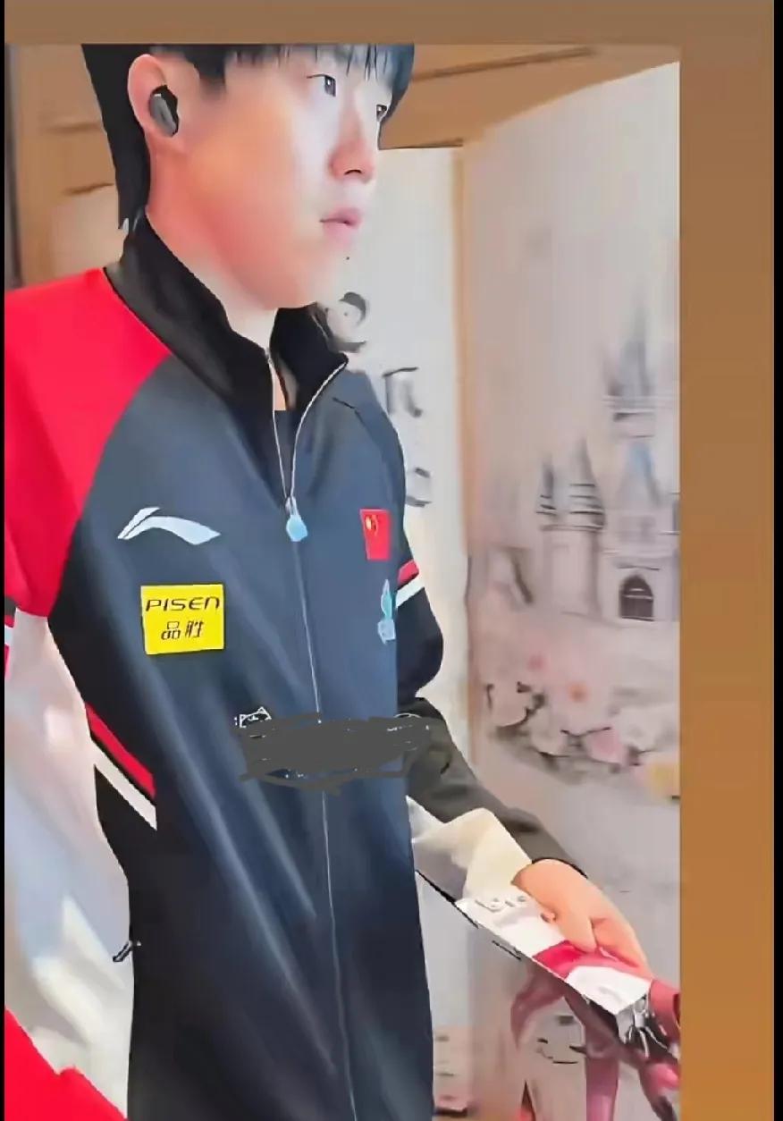 被莎莎的小机灵狠狠可爱到了刷到国乒在美国大满贯早餐路透，王楚钦进门还得掏牌