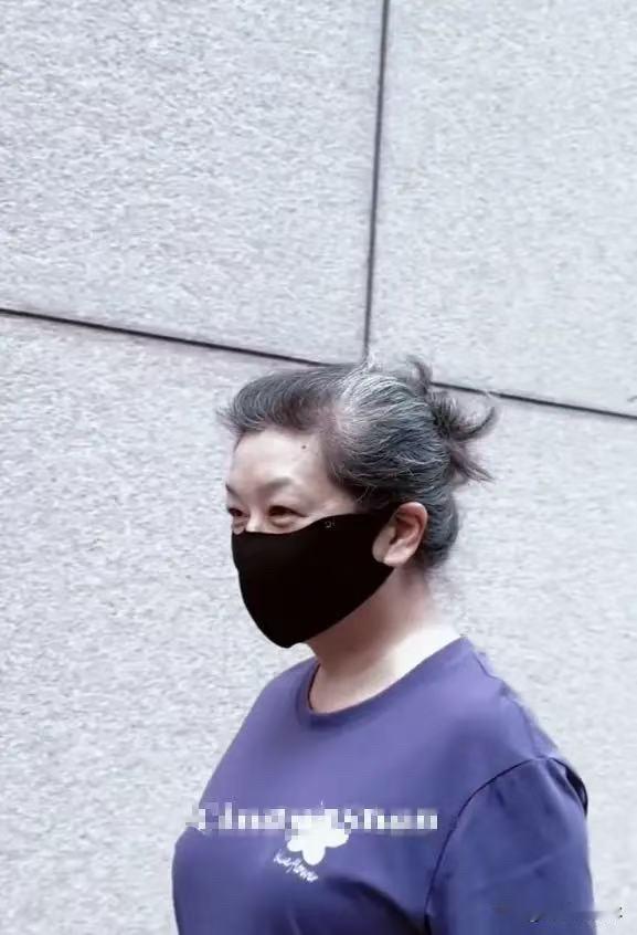 终于知道了，为啥江珊满头白发不染发，身材发福也不躲镜头了。7月30日，石