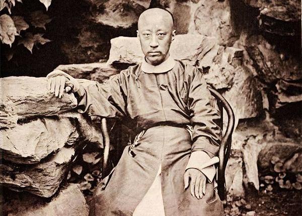 奕訢是怎么与翁同龢翻脸的？两个原因，一是政见不同，二是多少有点鄙视翁的人品。甲