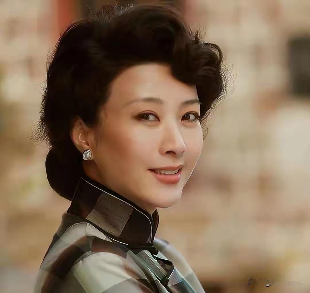 影视演员王静，整容了吗？已经60有余的王静，皮肤白皙如雪，唇齿之间散发
