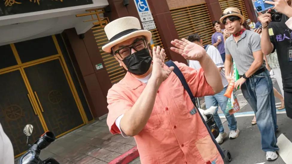 早有预兆！金马奖上让黄渤当场难堪，自称是台湾人、不接“中国”话茬的蔡康永，事