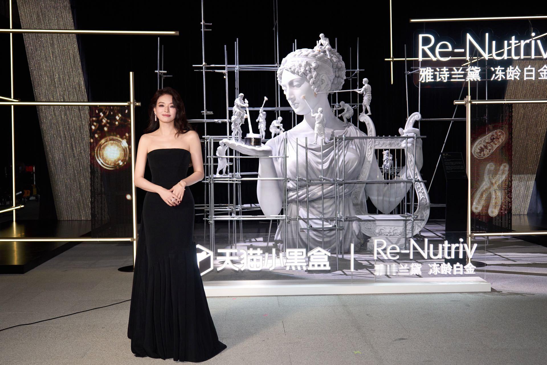 舒淇的每一面都有光从台前表演到幕后创作，舒淇完成了属于自己的蜕变。她的美不是千篇