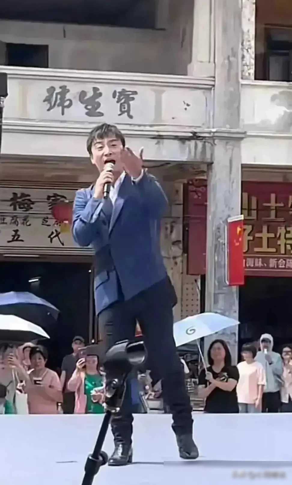 曾经那个风靡全国的明星，如今却陷入了为了维持生计而不得不去偏远小镇参加商业演出的