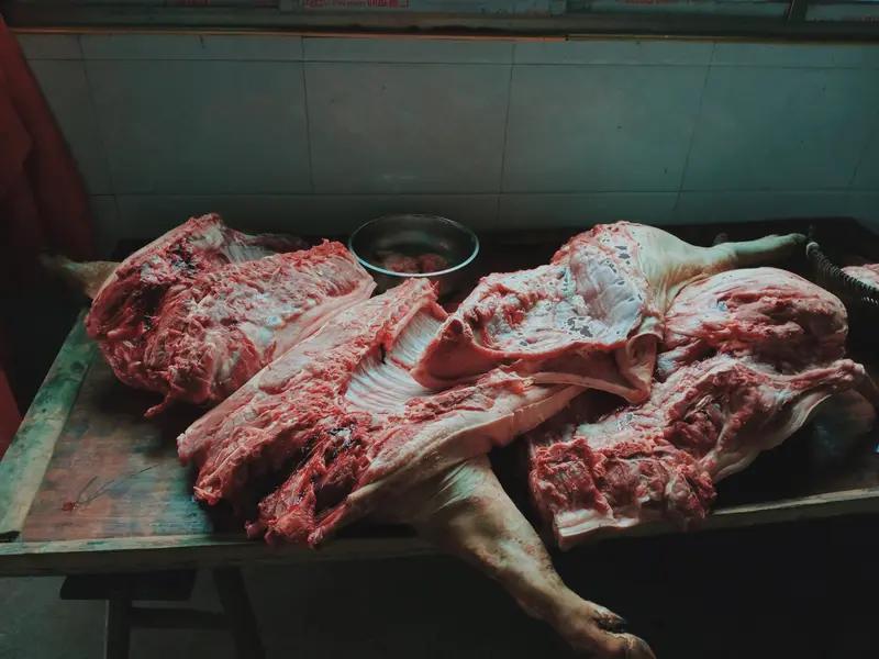 终于有老农肯说实话：杀猪请吃杀猪菜，真不是因为大家有多爱吃！年底农村杀年猪请吃