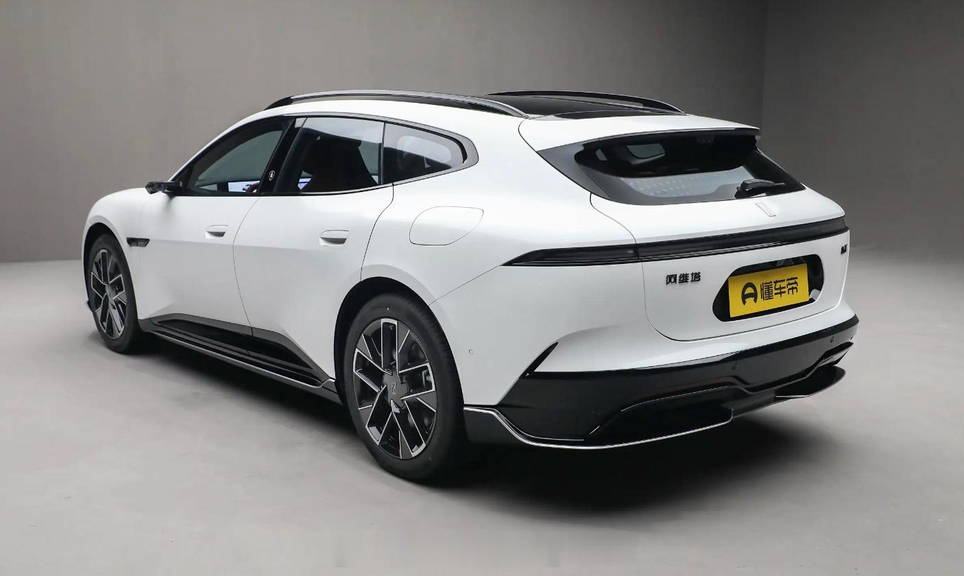 阿维塔06T开启预售，新车将于4月22日正式上市，它搭载了后桥分布式电驱系统、