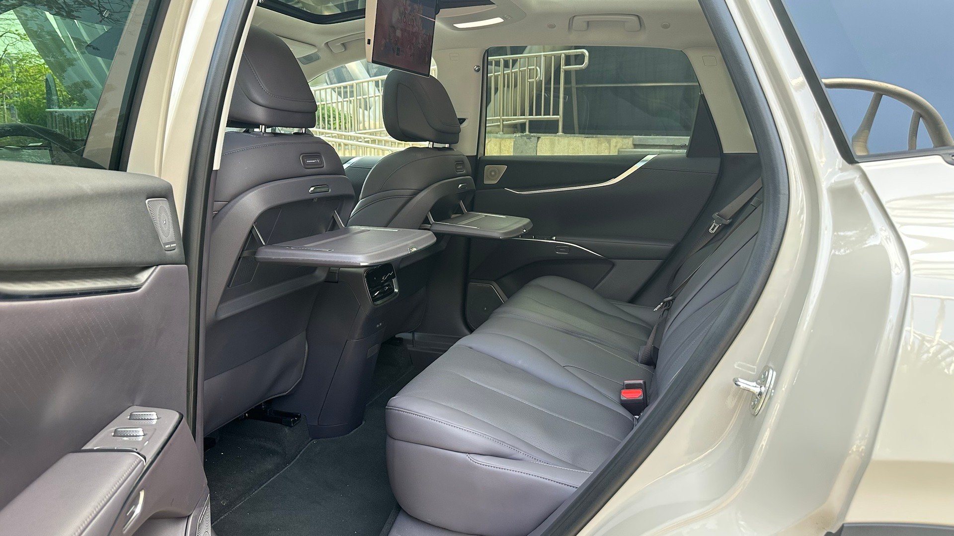 最近试驾的别克至境E7，个人是蛮喜欢这台车的。颜值不低，激光雷达不突兀，配置很全