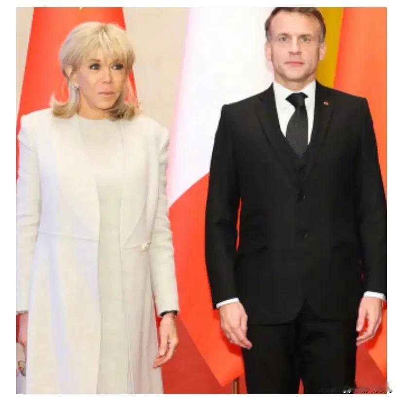 马克龙这下气的后槽牙都咬碎了，法国总统马克龙这次带着他的妻子布丽吉特来华，网友
