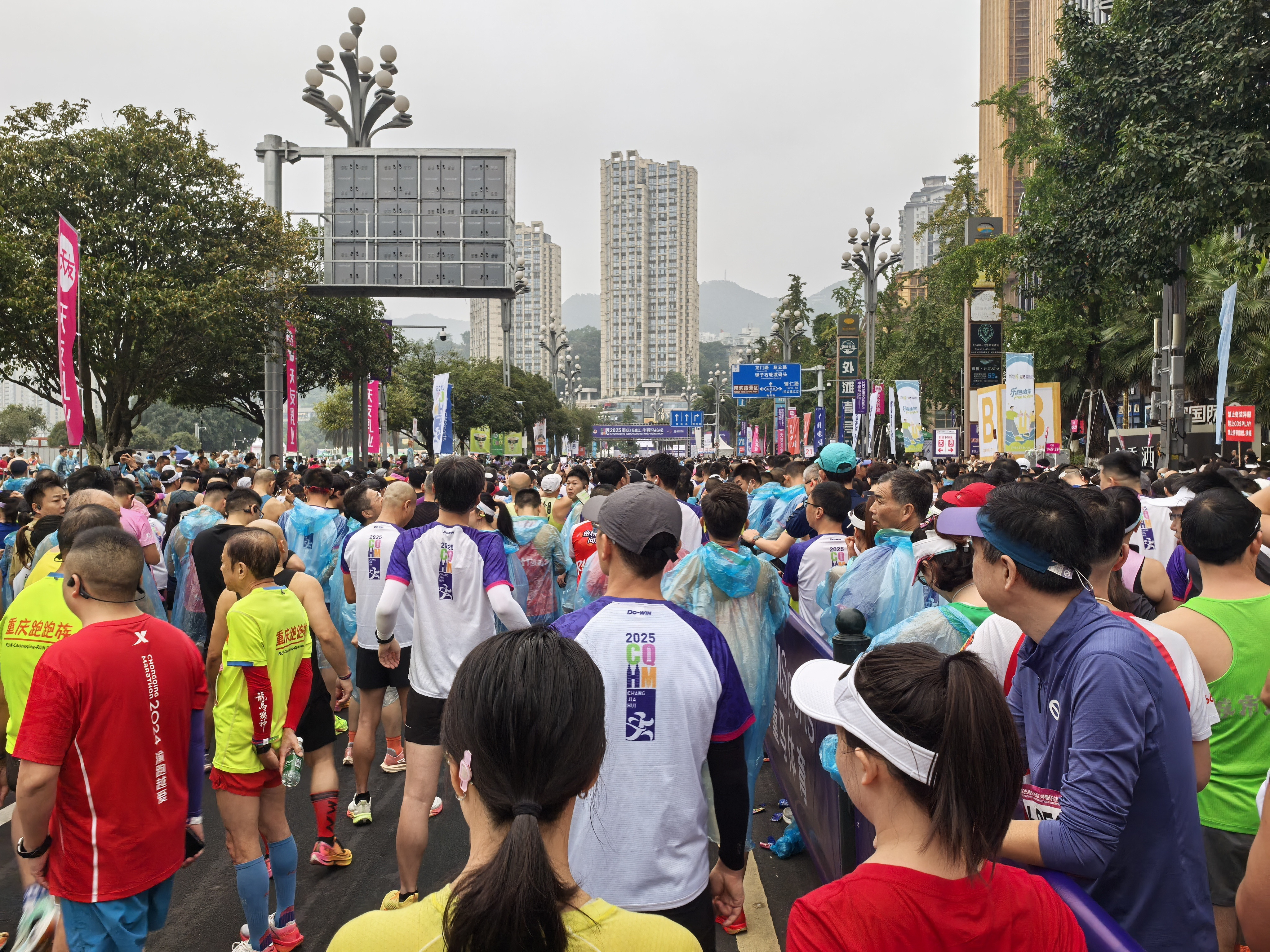 重庆长嘉汇半程马拉松顺利完赛！跑量太少，10公里以上的长距离一次都没跑，最大摄氧