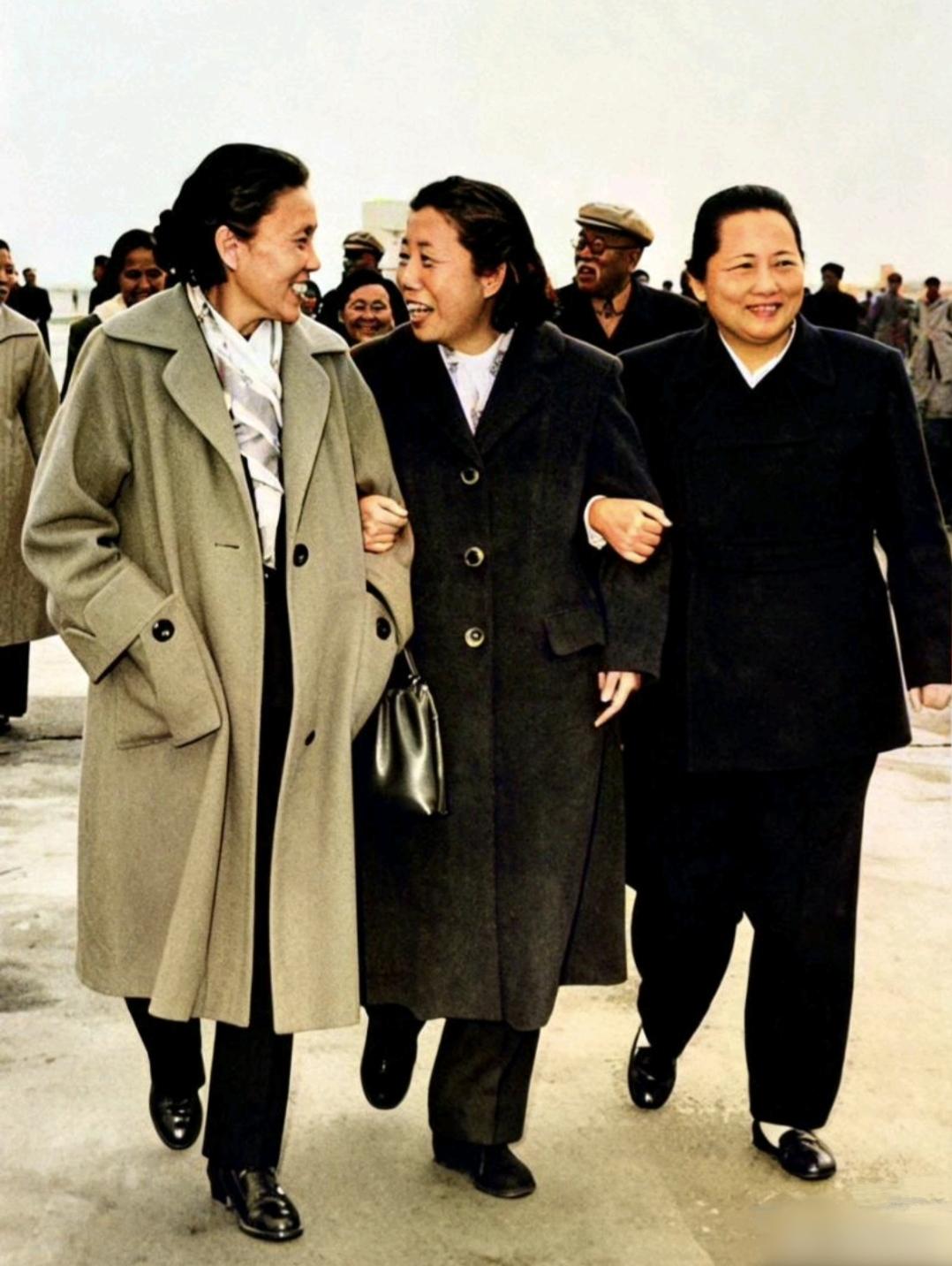 分享一张难得的老照片三位老资格的妇女领袖！从左到右：蔡畅（1934年中华苏维埃共