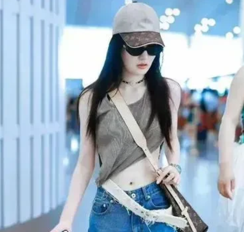 就算带着墨镜，也能猜到她是谁。