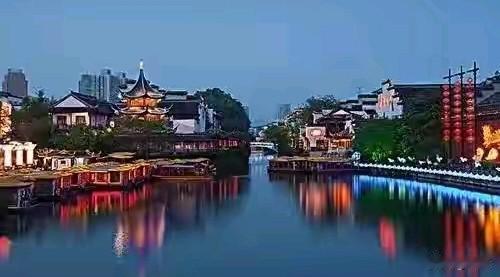 南京有哪些地方值得一去呢？第一次去南京玩，有没有朋友愿意分享一下南京的美食美景？