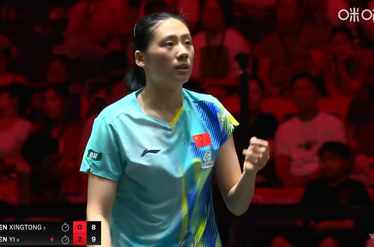 周冠达说：陈熠骑在台子上打陈幸同！刘国正说：对，太有压迫感了。可见陈熠进步太