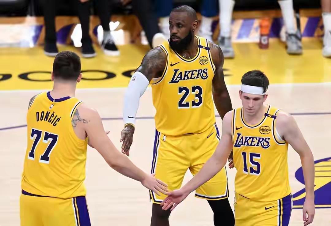 詹姆斯开始打“养生篮球”了，他这是在为季后赛蓄力吗……？湖人129-119击