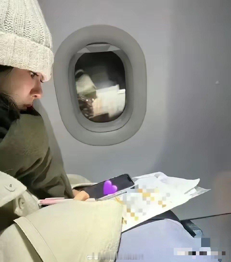 网友飞机上偶遇女明星杨紫，终于知道为什么她能从配角演到今天的女主角，甚至成为当红