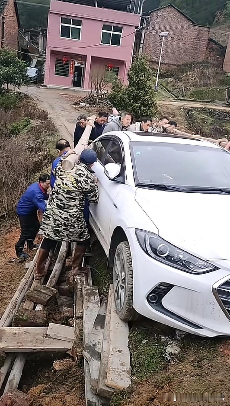 这辈子再不开车回村了！新车开沟里，全村壮汉出动来救援开着刚提的现代车回村