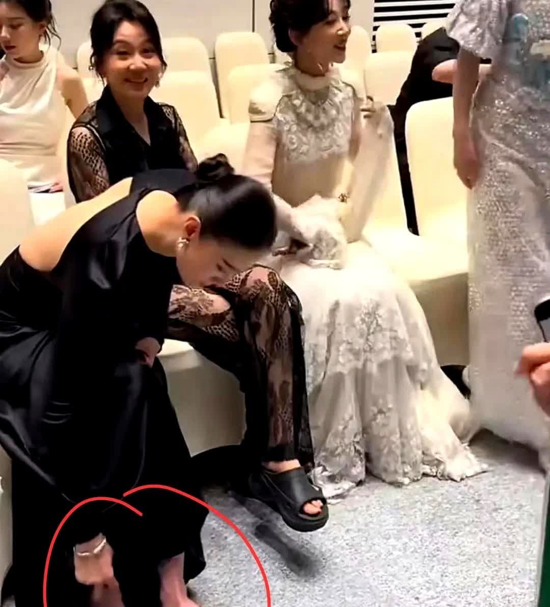 发现没宋佳有个毛病可能永远都改不掉了，那就是不爱穿高跟鞋