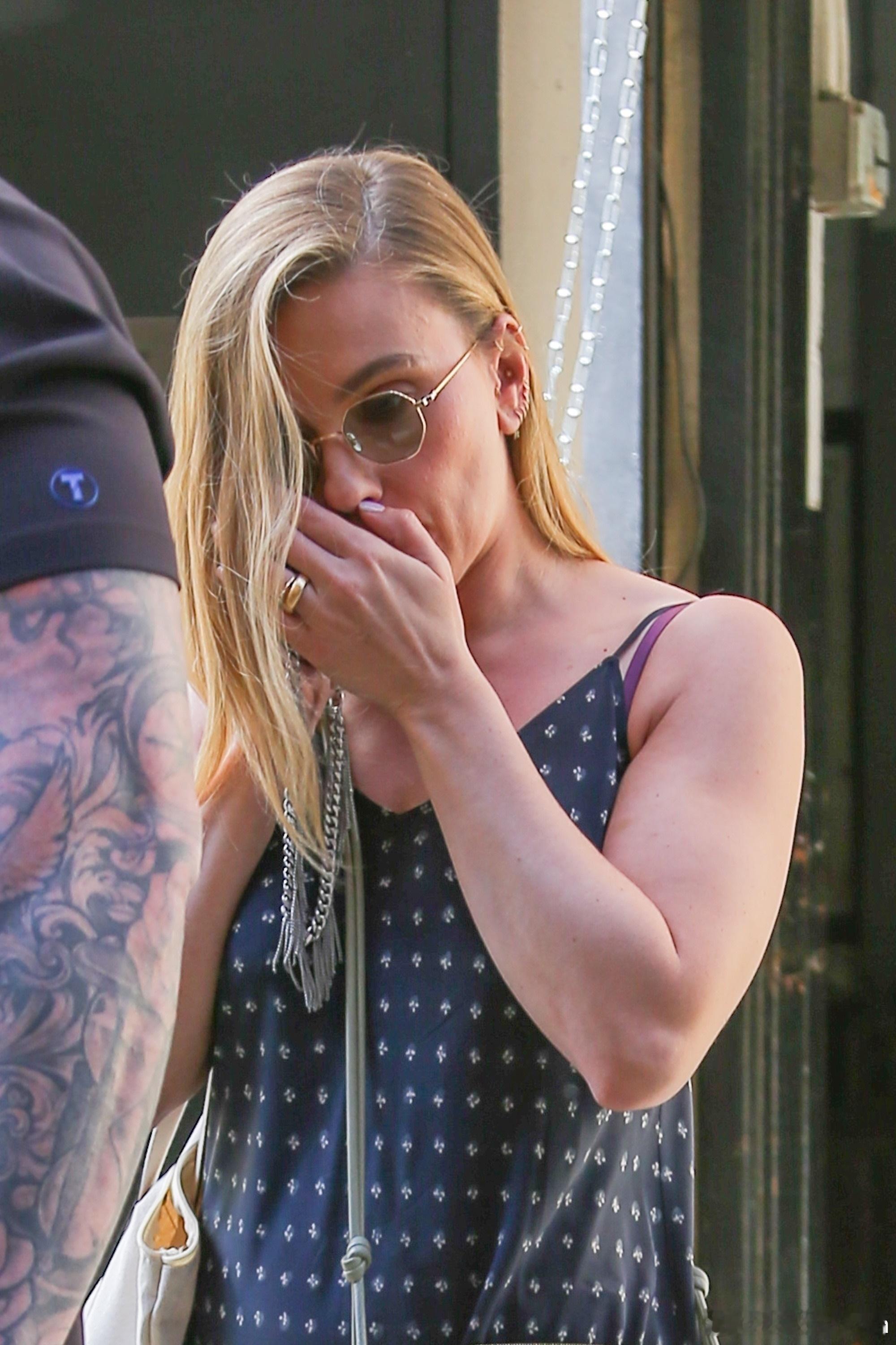 scarlettjohansson斯嘉丽约翰逊在纽约外出，挎着两个包低调现身
