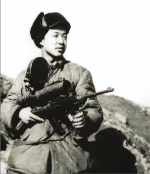 1951年朝鲜战场，志愿军15岁新兵张典文擦炮时，瞄准镜里敌阵焦土中多出一块扎眼