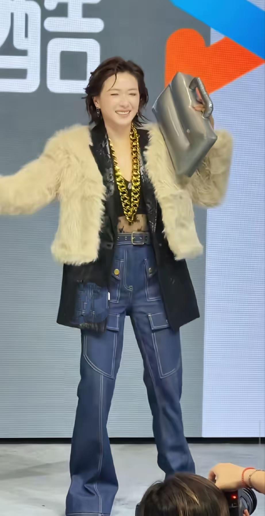 刚刚刷到演员万茜，都穿皮衣皮草了，她这穿法到底是几个意思啊！秋老虎的天气这样穿着