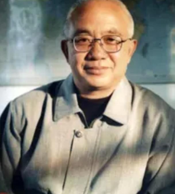 1990年，魏世杰，49岁，带着妻子和孩子回到家乡山东青岛，结束了他的核武器研发