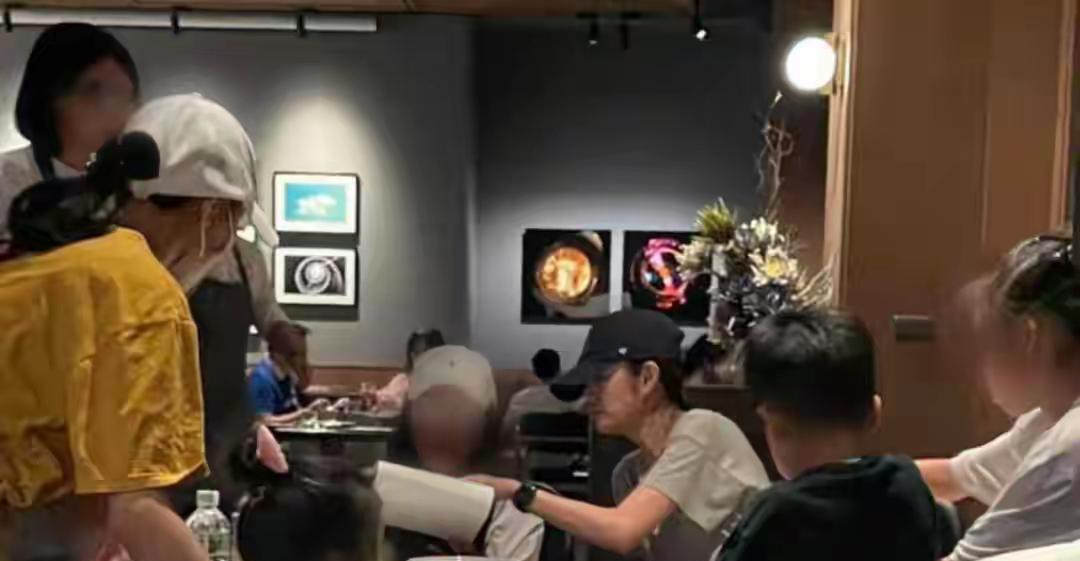 老公入狱三年多，安以轩素颜聚餐被偶遇，帽子压得快遮住脸！9月27日，有网友在台