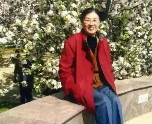 1976年10月，谢静宜被撤销一切职务，接受隔离审查。在审查的过程中，她